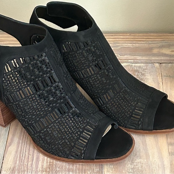 Vince Camuto Black Block Heel Laser Cut Sandal - NEW✨ - Picture 2 of 16